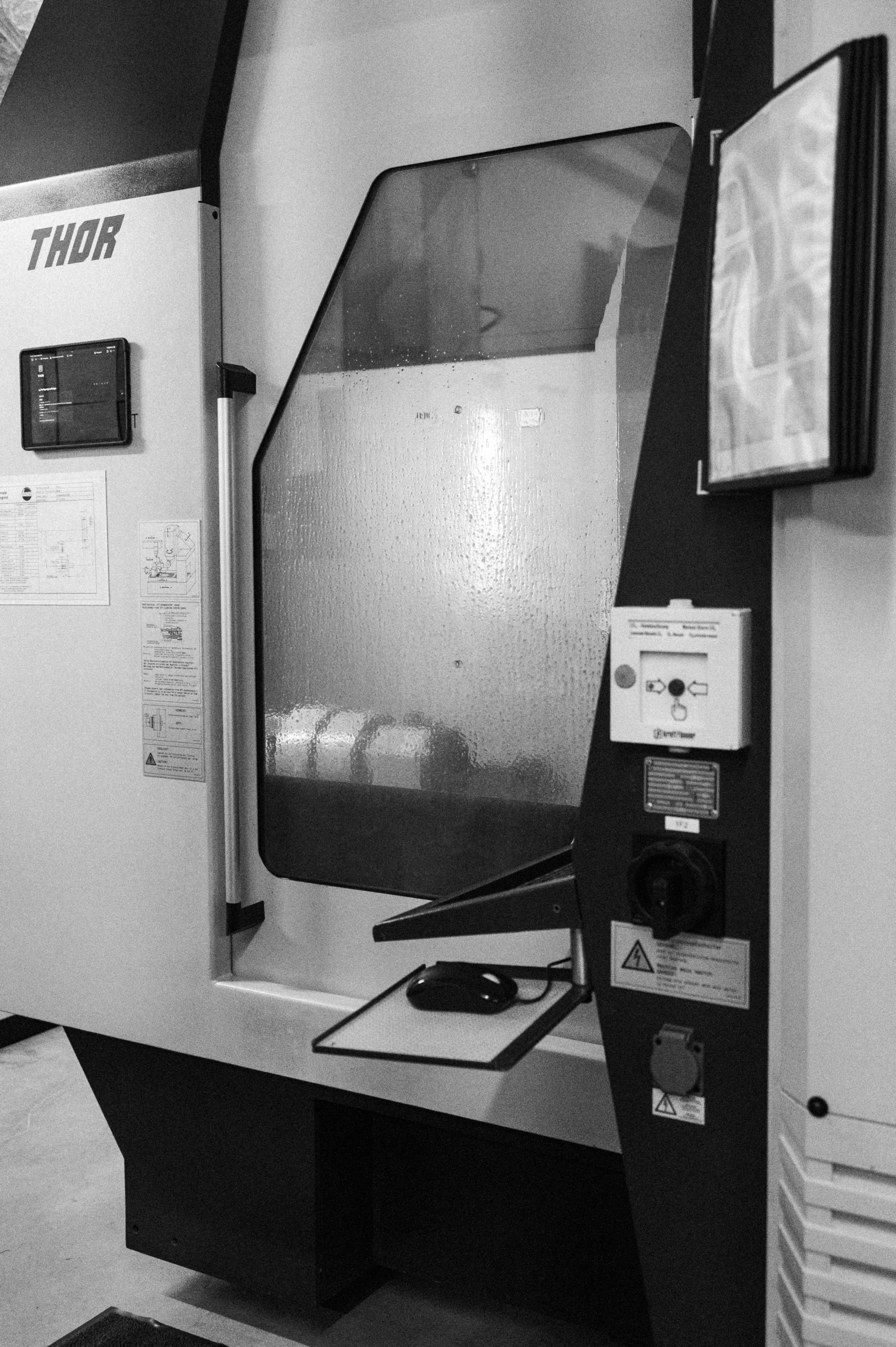 Moderne 5-Achs Schleifmaschine zur Bearbeitung von Hartmetall bei Bach Hartmetall Schleiftechnik